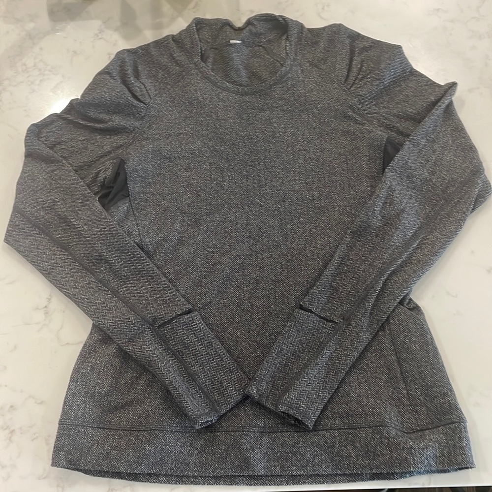 Womens Lululemon top. Size 8. Excellent condition.